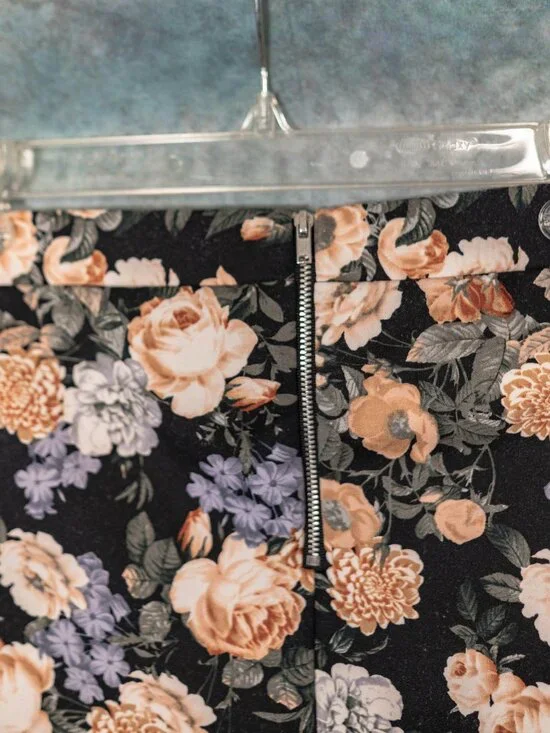 Forever 21 2010s Black and Floral Stretchy Zip Pencil Skirt - Size Small - Picture 4 of 6